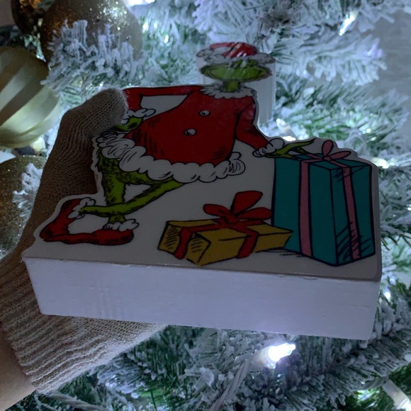 SOLD🚫The Grinch Holiday Decor for Wall or Table - Picture 3 of 11